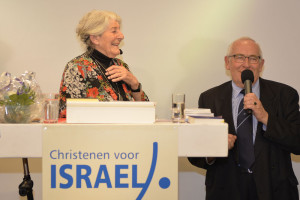 Betty wordt bedankt door Jaap de Vreugd