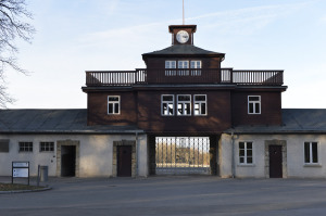 Buchenwald 01 ingang met in de poort de tekst Jedem das seine