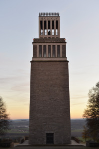 Buchenwald 02 memorial -de klokkentoren met aangrenzend terrein is het grootste en indrukwekkenste memorial-