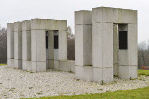 Mauthausen 01-gedenkteken symboliseerd de onderbroken levensloop-