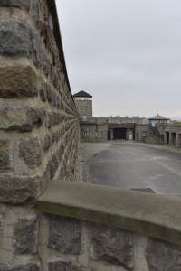 Mauthausen 04 -binnenplaats-op de poort stond de adelaar-